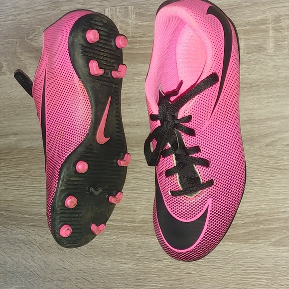 Nike soccer cleats Big Girl/ youth size 5.5Y - Picture 2 of 7